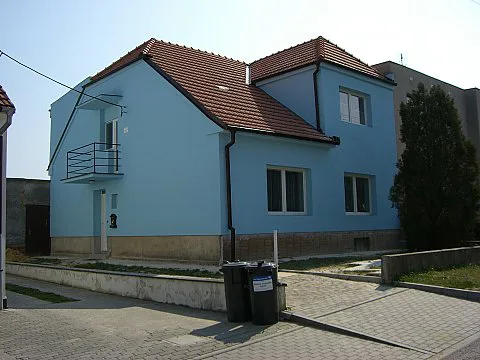 Rodinný dům s novou modrou fasádou