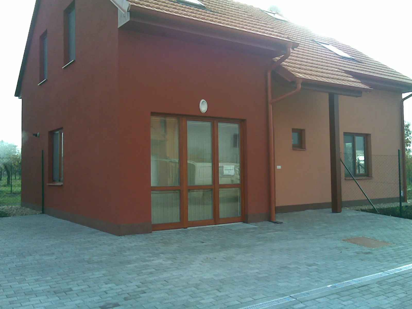 Rodinný dům s červenohnědou fasádou