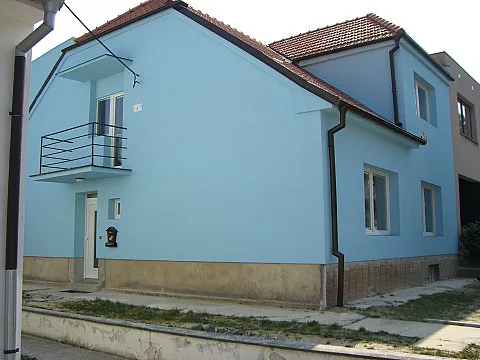 Modrá fasáda rodinného domu z boku
